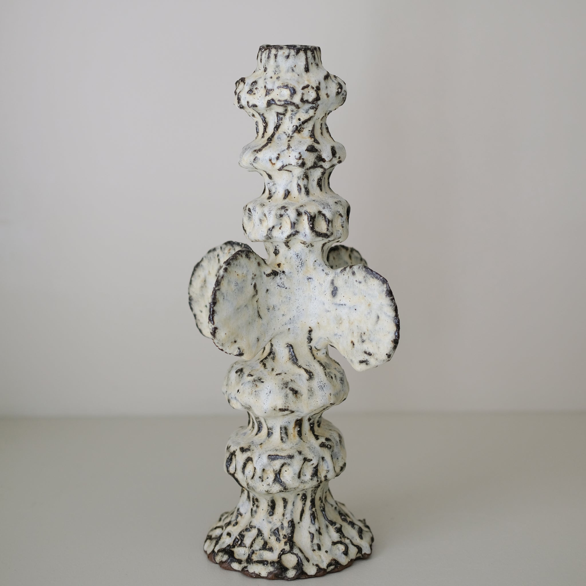 Bougeoir en terre recoltée H 36 cm- blanc mat de Potry chez Brutal Ceramics