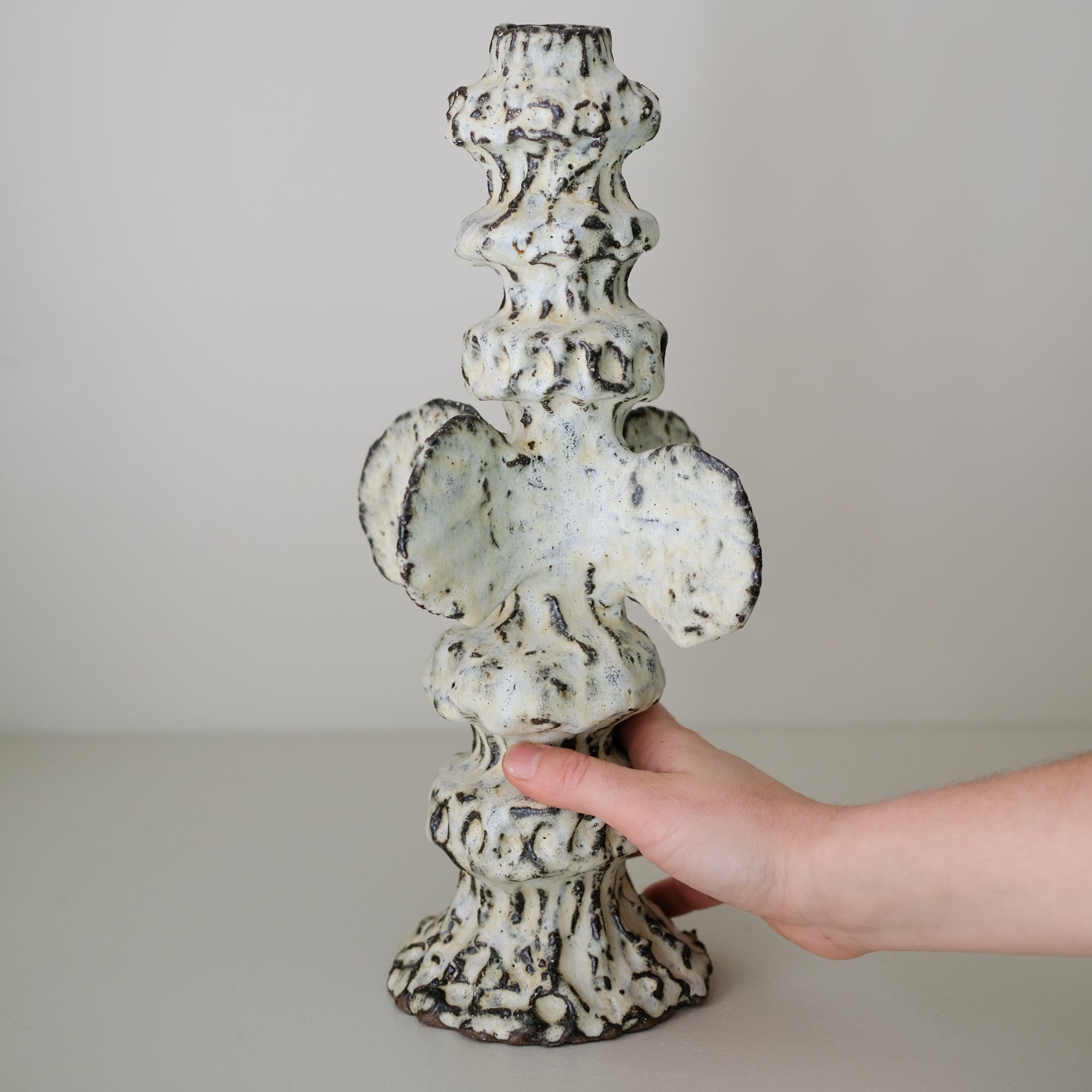Bougeoir en terre recoltée H 36 cm- blanc mat de Potry chez Brutal Ceramics