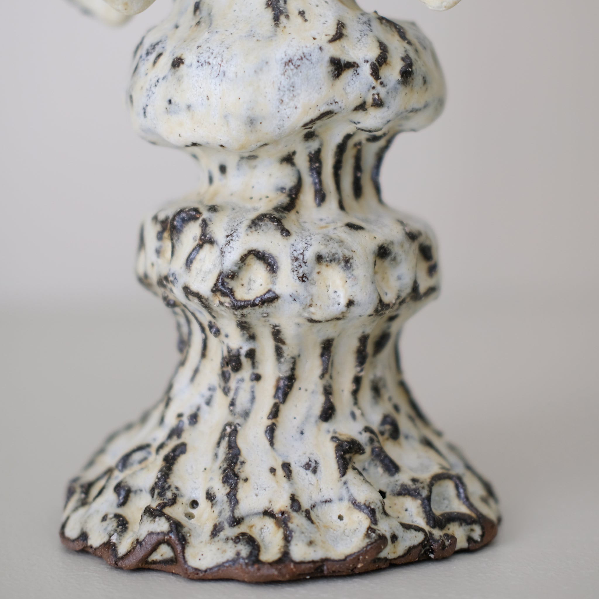 Bougeoir en terre recoltée H 36 cm- blanc mat de Potry chez Brutal Ceramics