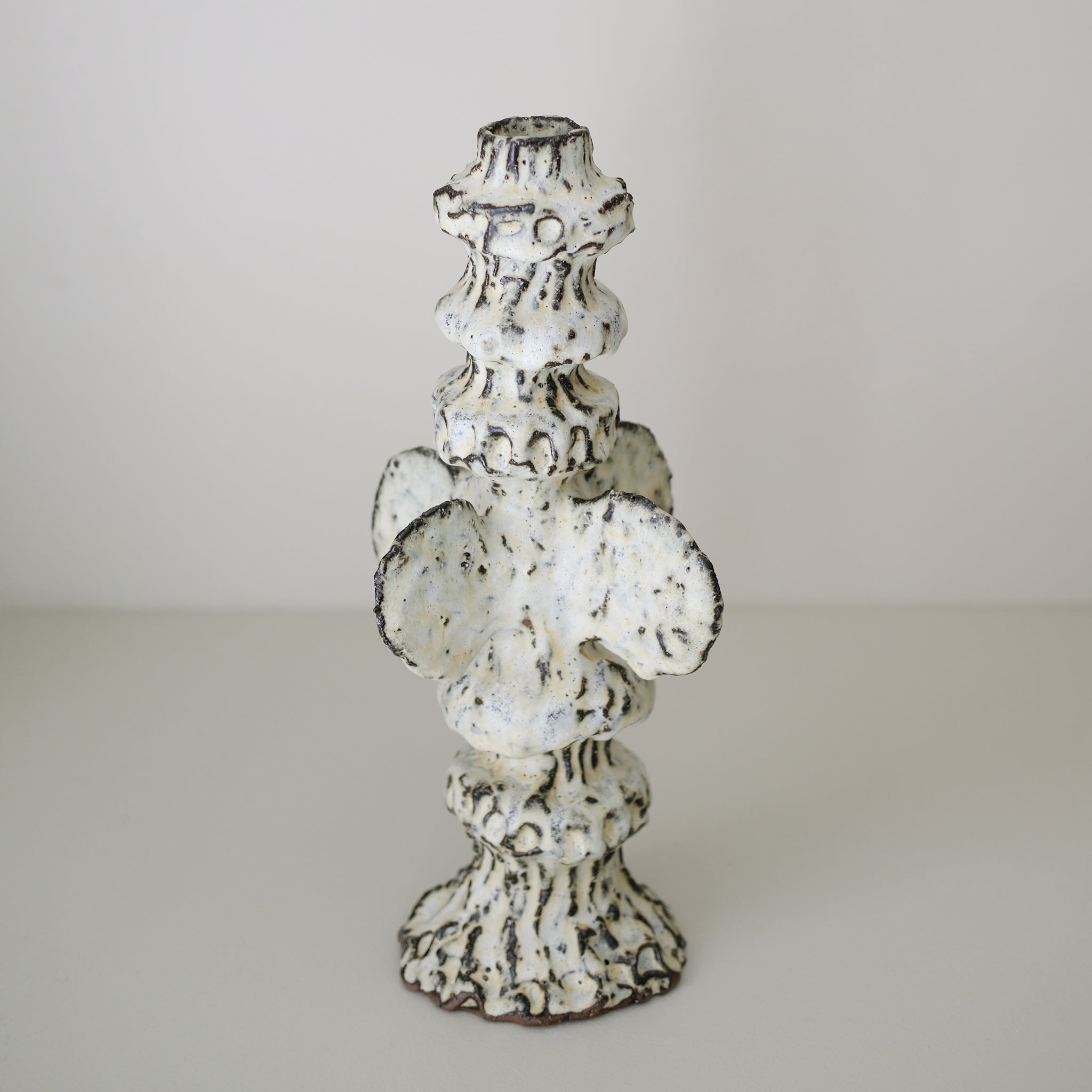 Bougeoir en terre recoltée H 36 cm- blanc mat de Potry chez Brutal Ceramics