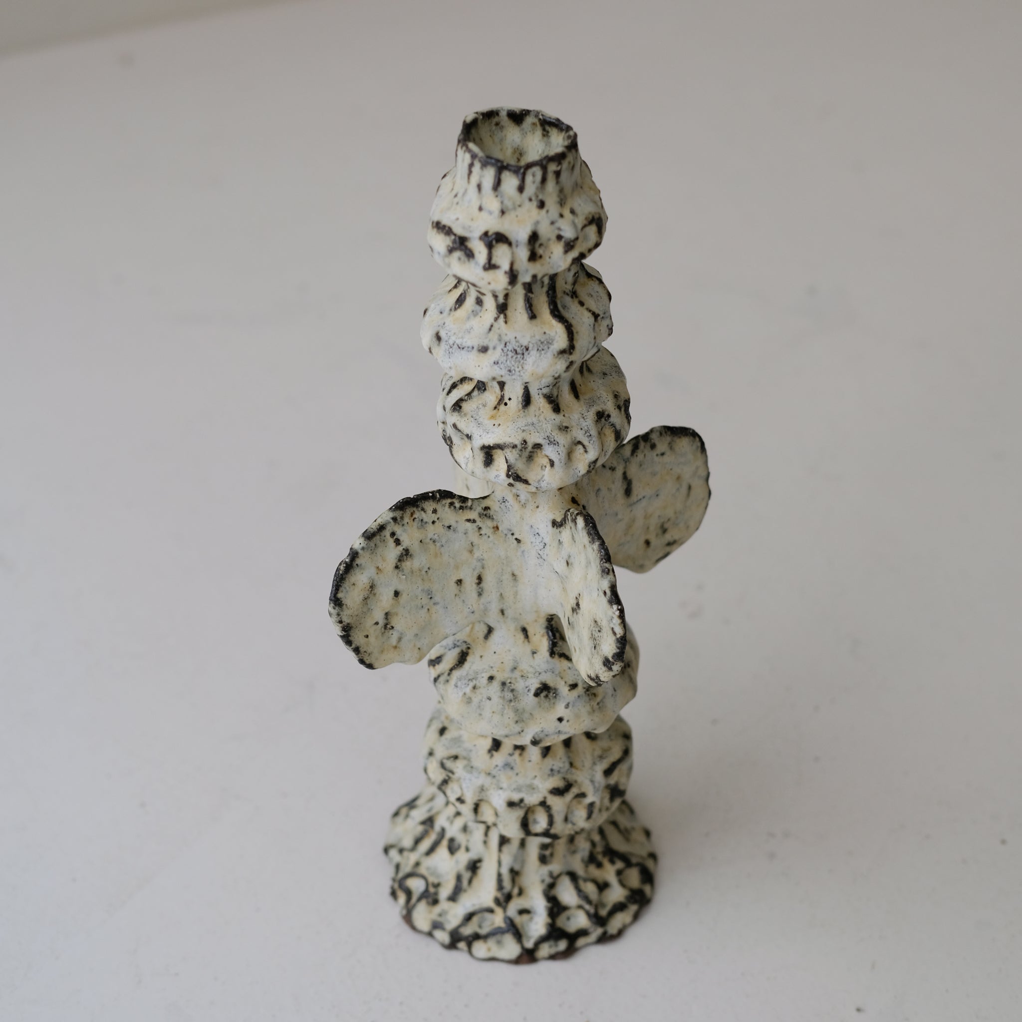 Bougeoir en terre recoltée H 36 cm- blanc mat de Potry chez Brutal Ceramics