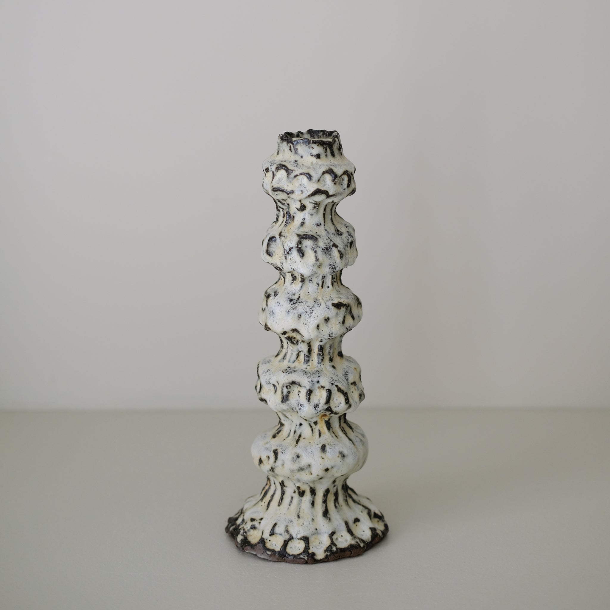 Bougeoir en terre recoltée H 28 cm- blanc mat de Potry chez Brutal Ceramics