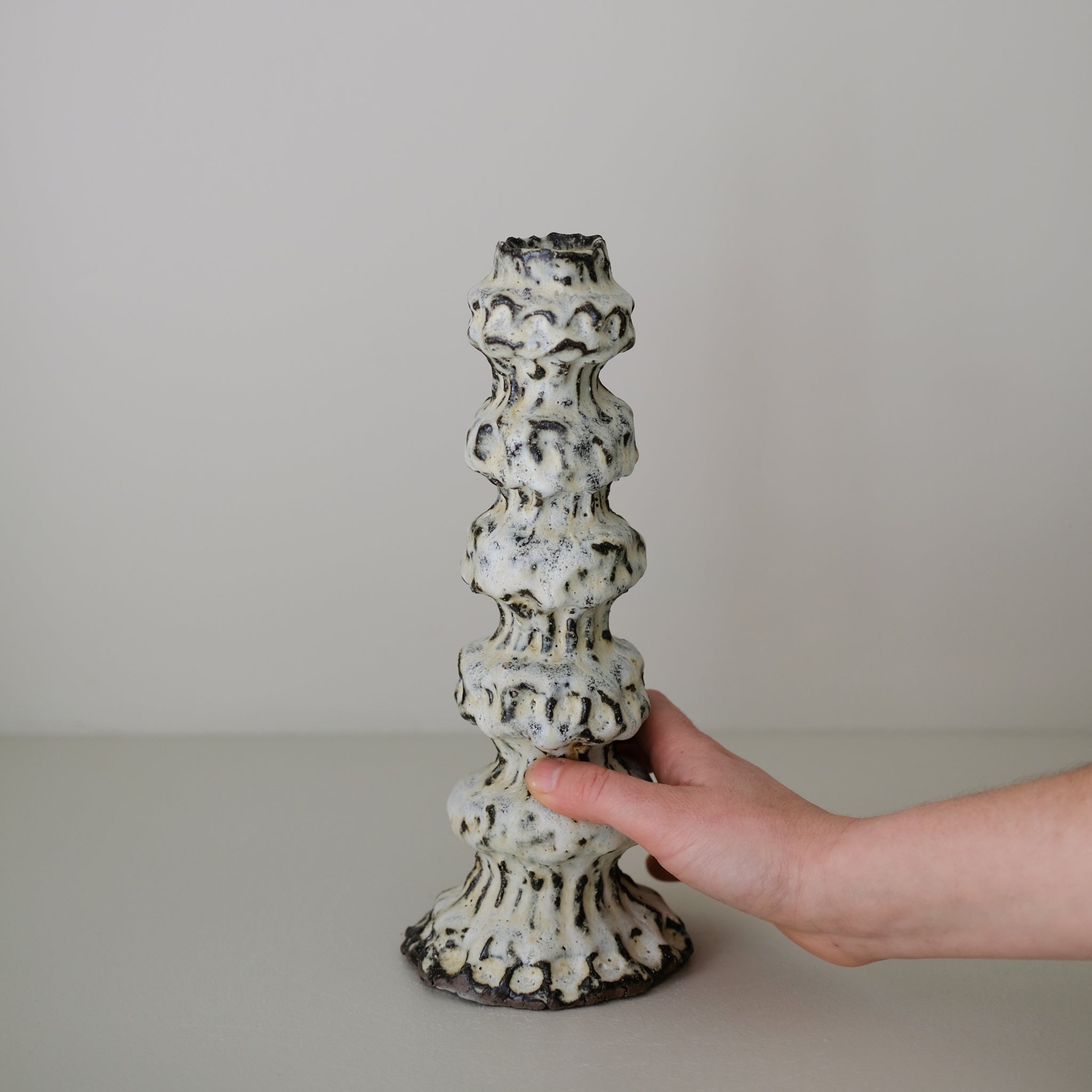 Bougeoir en terre recoltée H 28 cm- blanc mat de Potry chez Brutal Ceramics