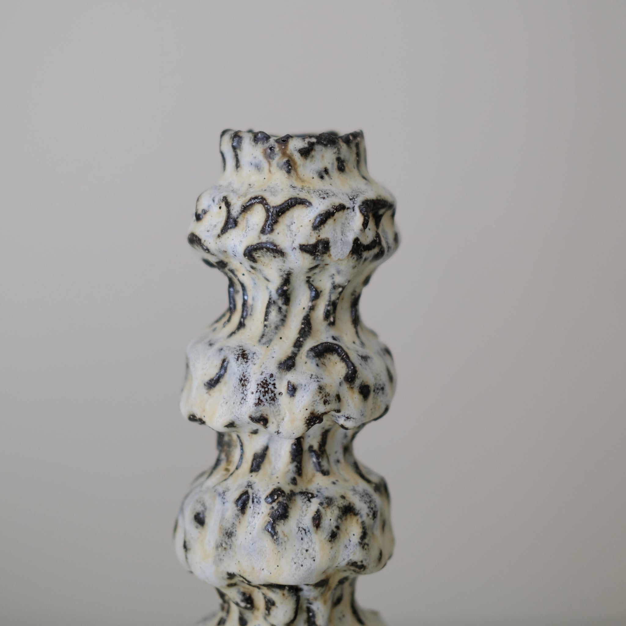 Bougeoir en terre recoltée H 28 cm- blanc mat de Potry chez Brutal Ceramics