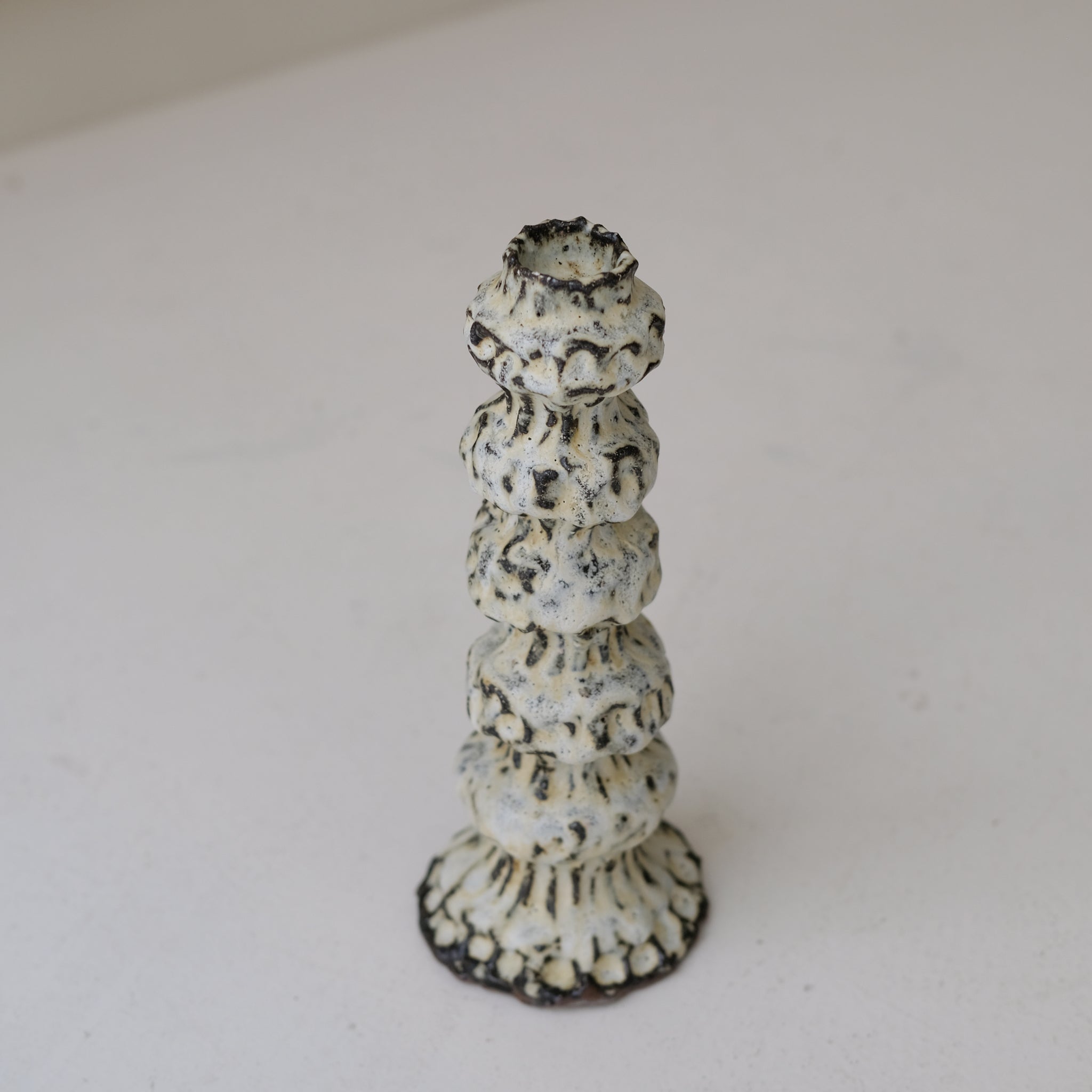 Bougeoir en terre recoltée H 28 cm- blanc mat de Potry chez Brutal Ceramics