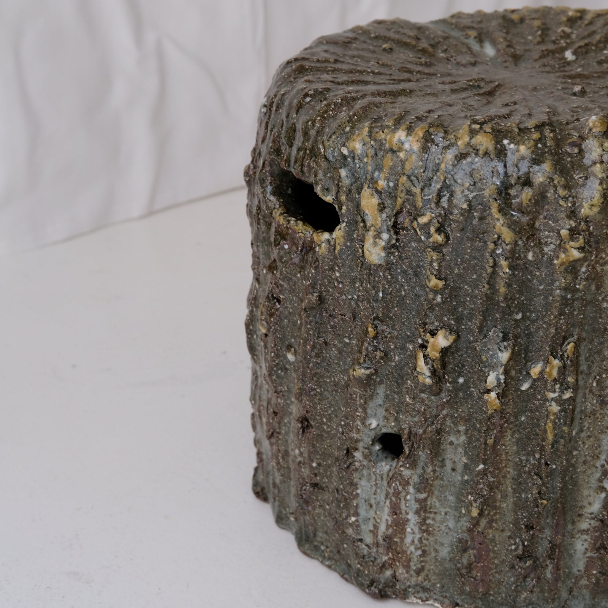 Tabouret en terre recoltée H 27 cm- vert brillant de Potry chez Brutal Ceramics