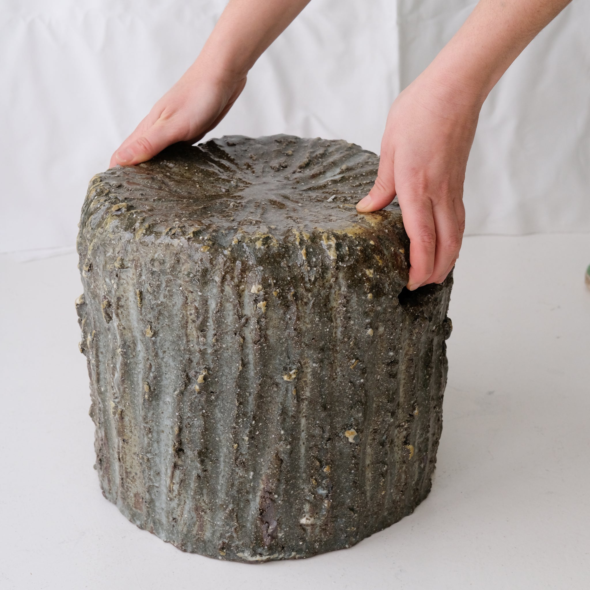 Tabouret en terre recoltée H 27 cm- vert brillant de Potry chez Brutal Ceramics