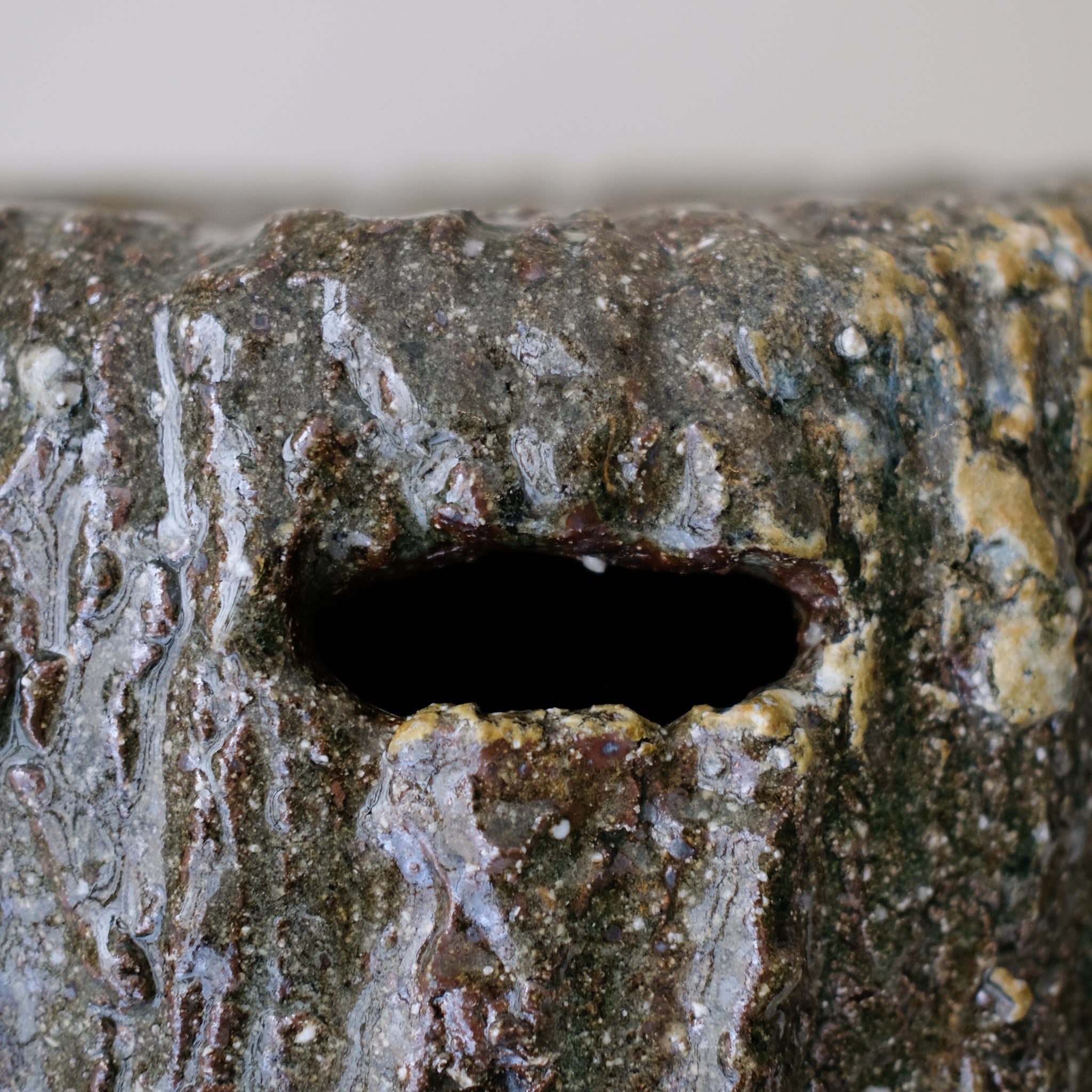 Tabouret en terre recoltée H 27 cm- vert brillant de Potry chez Brutal Ceramics