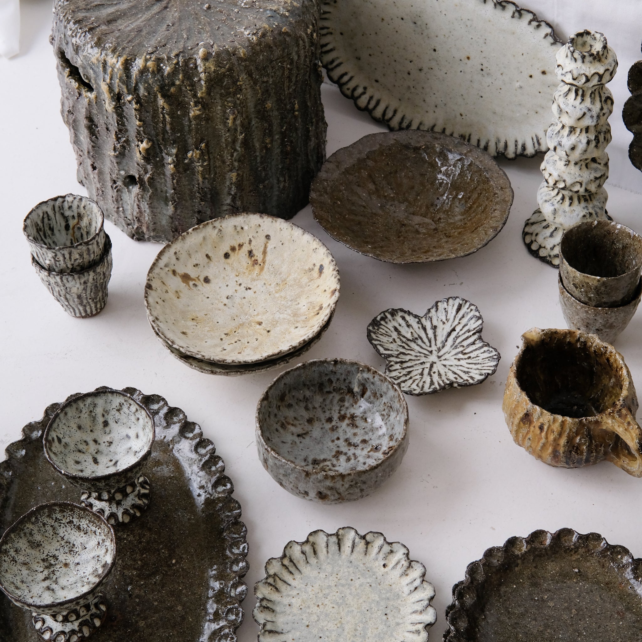 Assiette nénuphar en terre recoltée L 15cm - blanc mat de Potry chez Brutal Ceramics