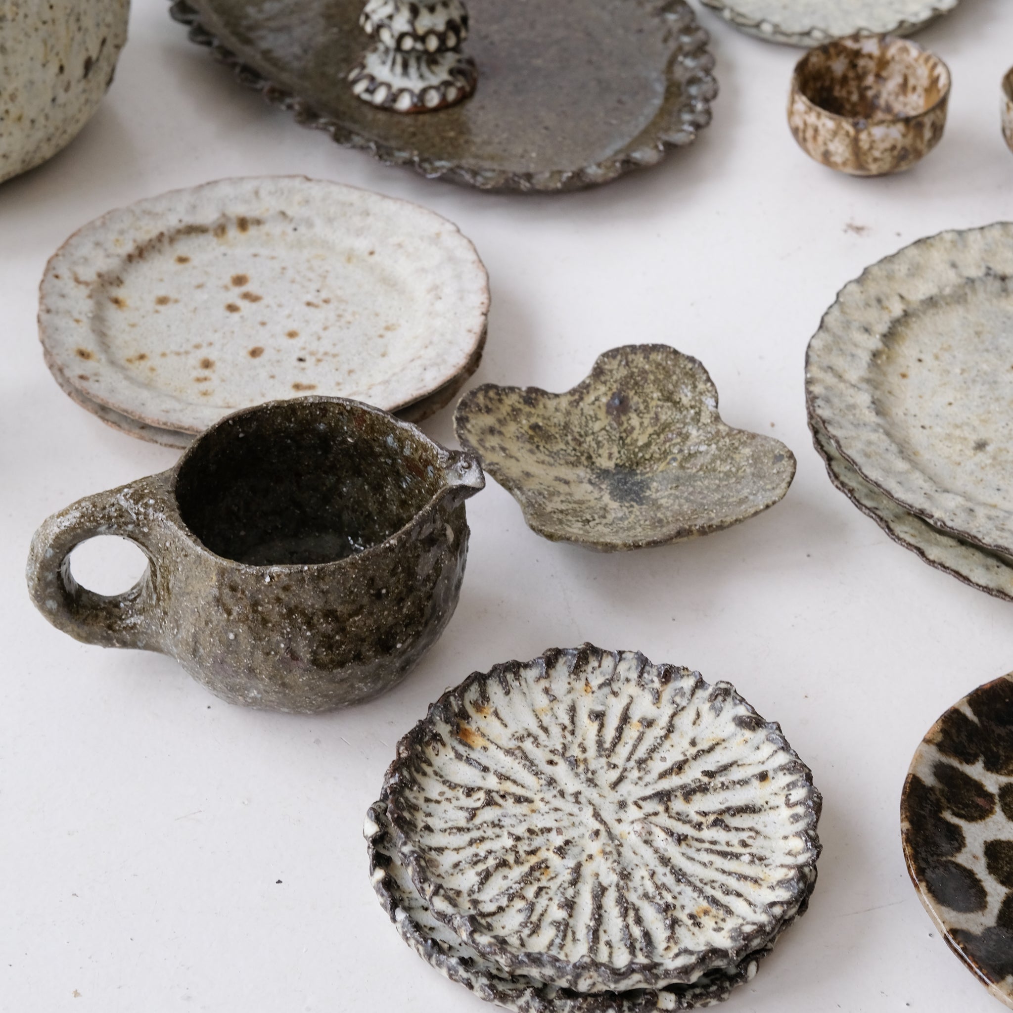 Assiette en terre recoltée D 16cm - blanc mat de Potry chez Brutal Ceramics