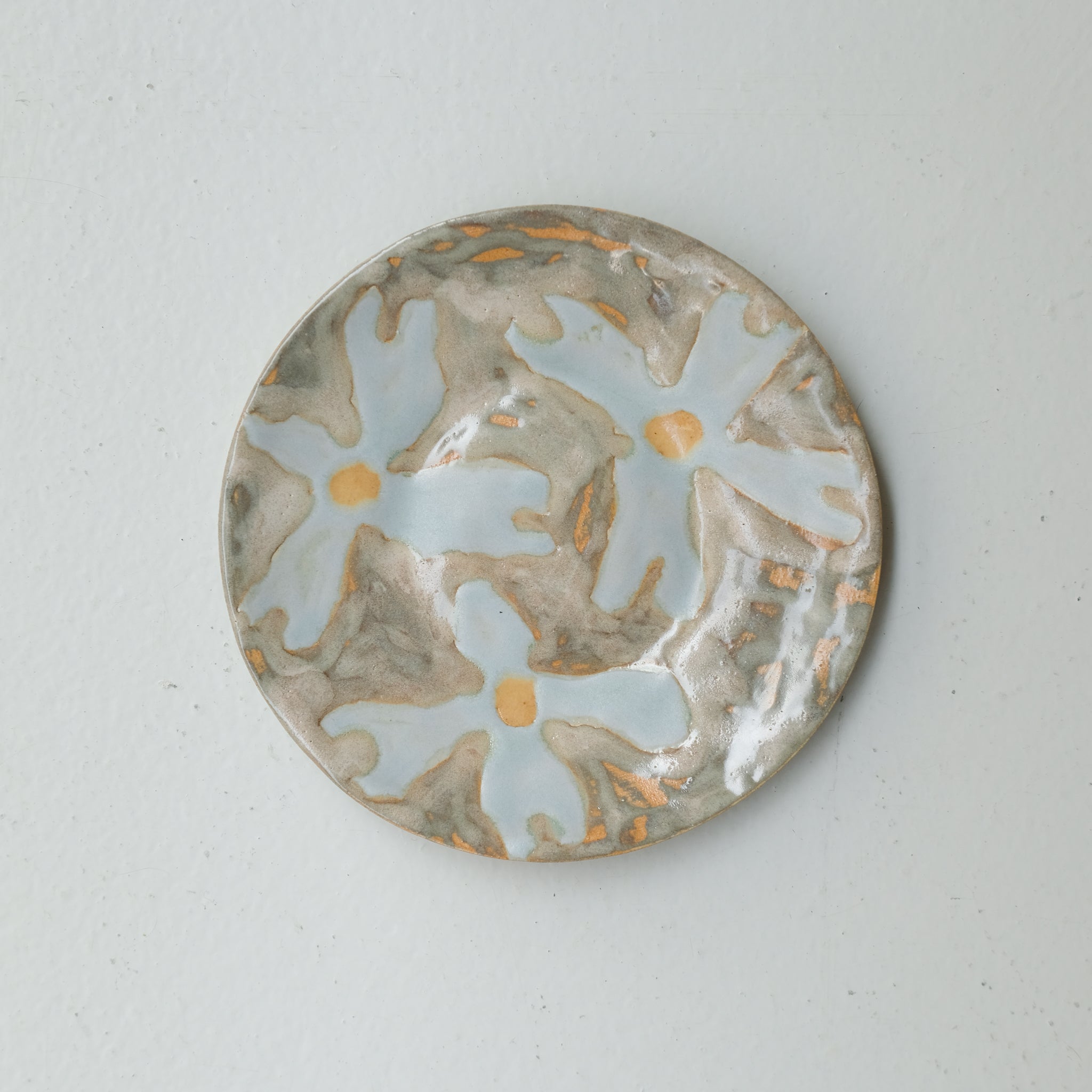 Assiette en grès D 14,5cm - multicolore d'Anne Sophie Matrella chez Brutal Ceramics