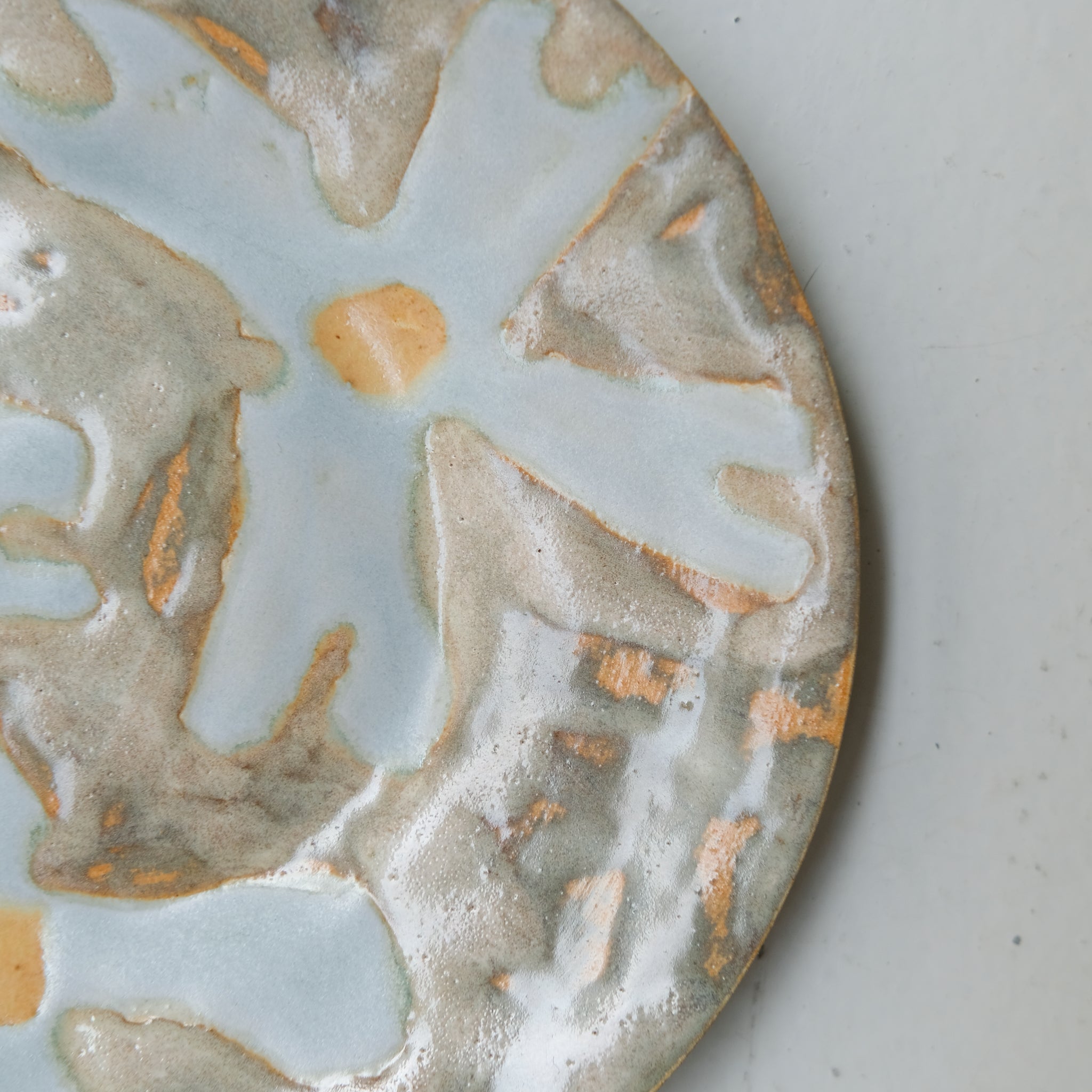 Assiette en grès D 14,5cm - multicolore d'Anne Sophie Matrella chez Brutal Ceramics