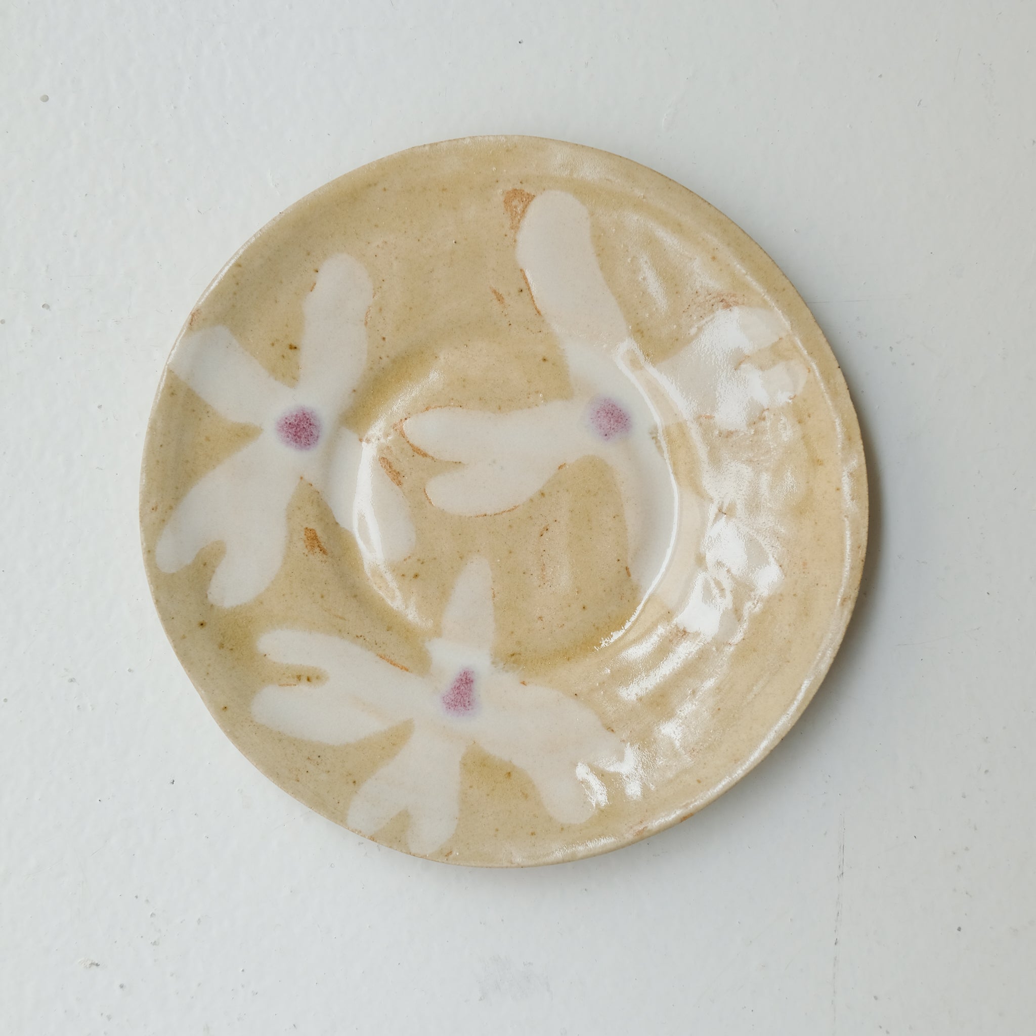 Assiette en grès D 14,5cm - beige,blanc,violet d'Anne Sophie Matrella chez Brutal Ceramics