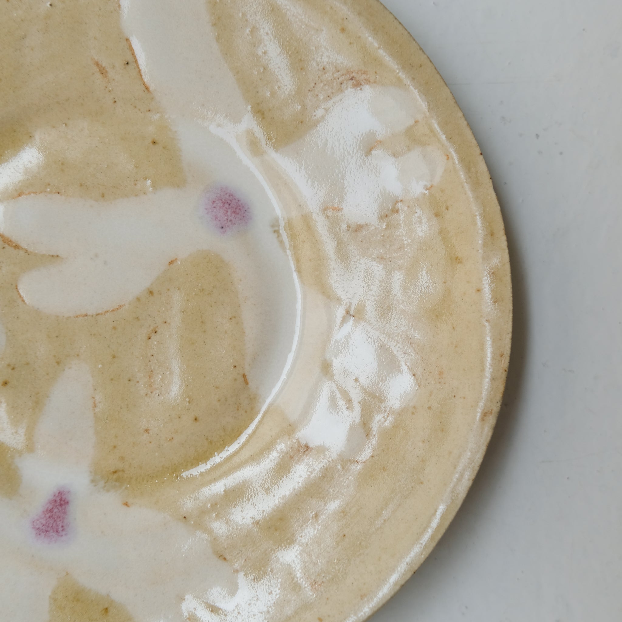 Assiette en grès D 14,5cm - beige,blanc,violet d'Anne Sophie Matrella chez Brutal Ceramics