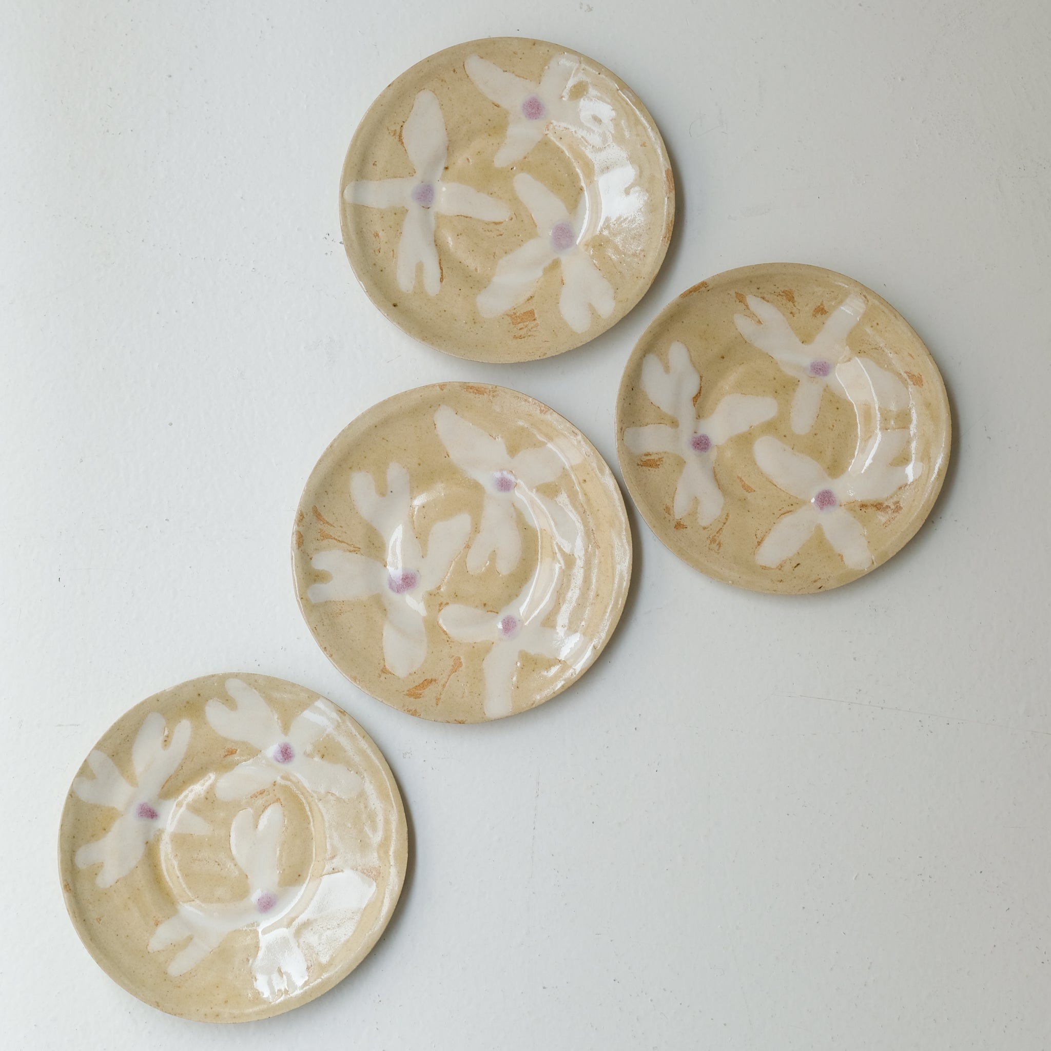 Assiette en grès D 14,5cm - beige,blanc,violet d'Anne Sophie Matrella chez Brutal Ceramics