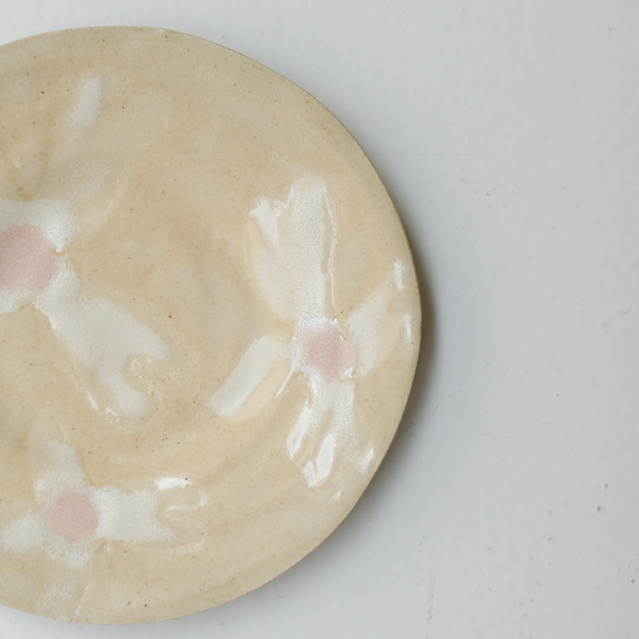 Assiette en grès D 14,5cm - multicolore d'Anne Sophie Matrella chez Brutal Ceramics