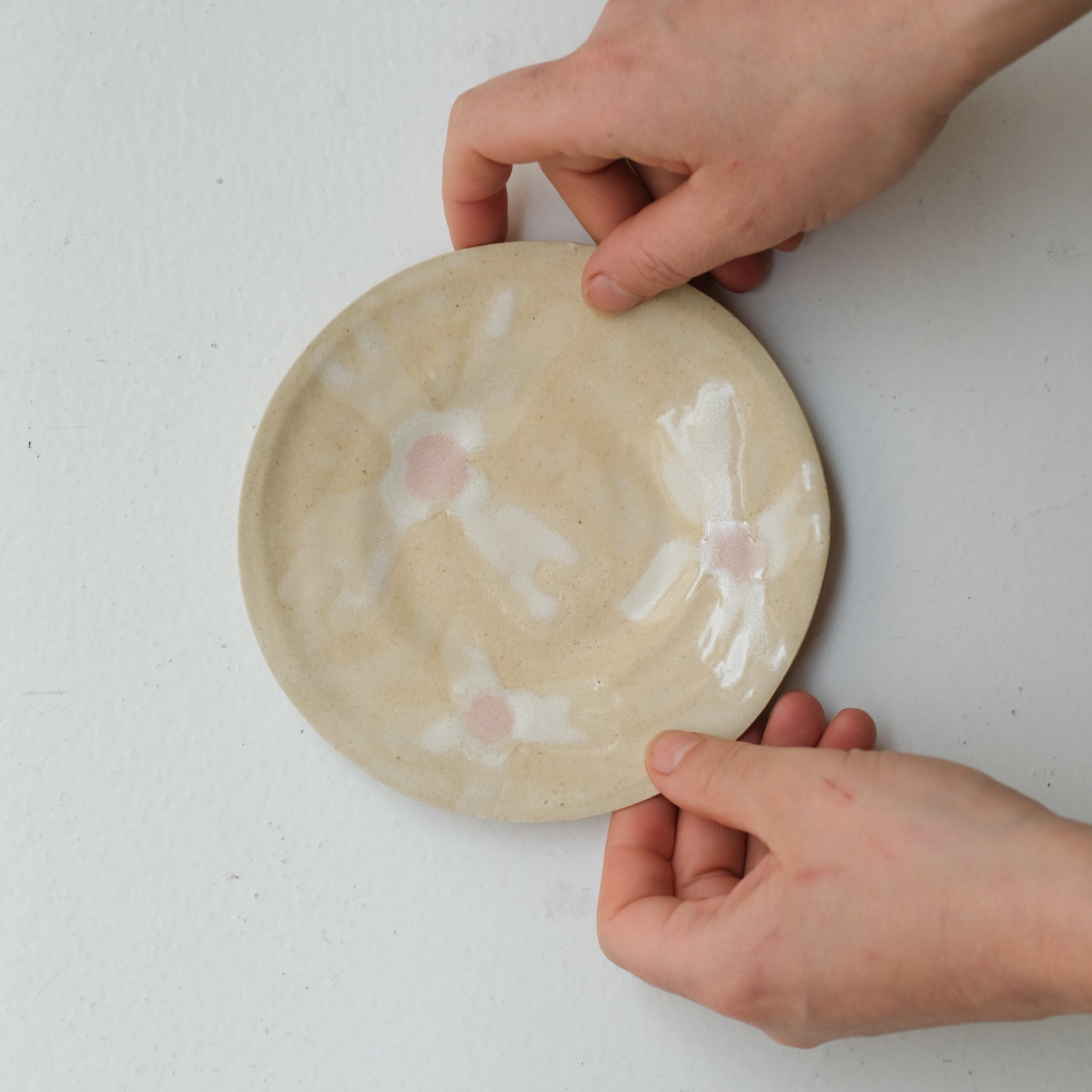 Assiette en grès D 14,5cm - multicolore d'Anne Sophie Matrella chez Brutal Ceramics