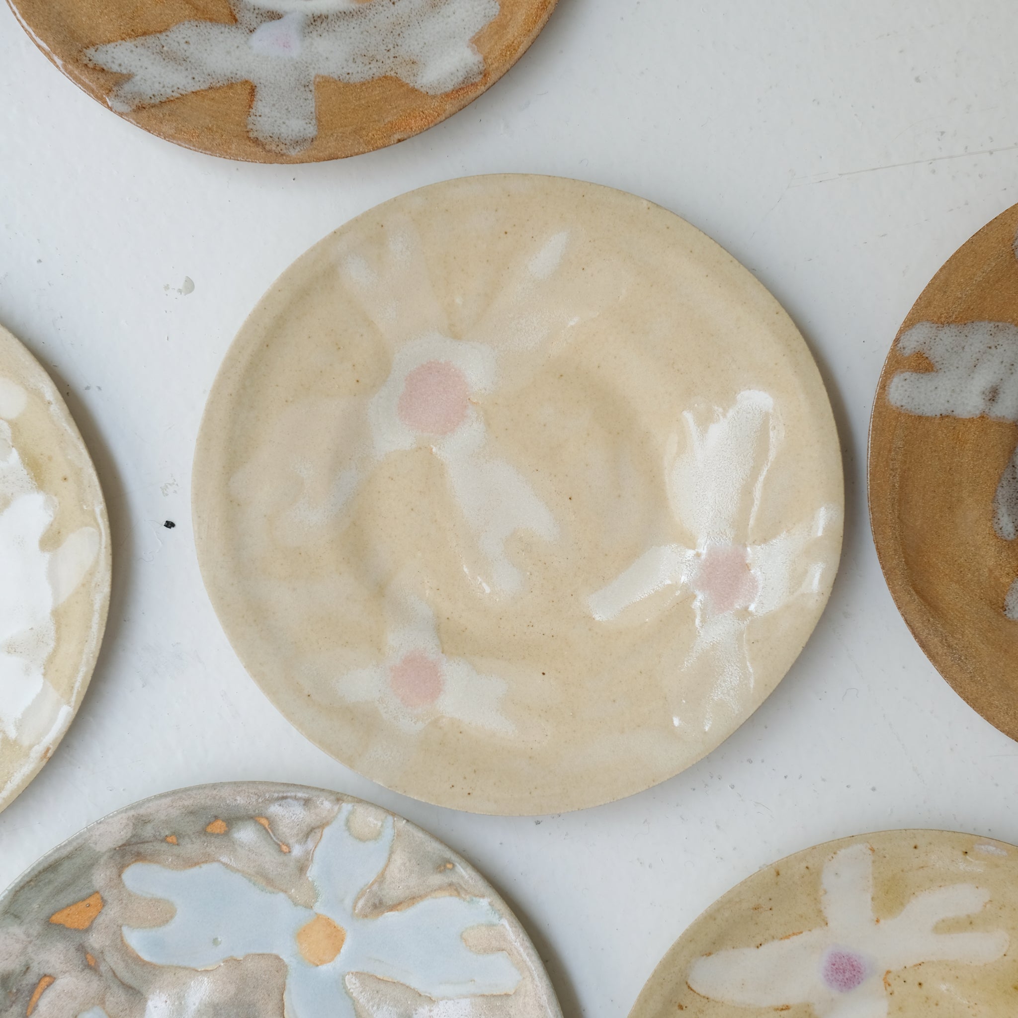Assiette en grès D 14,5cm - multicolore d'Anne Sophie Matrella chez Brutal Ceramics