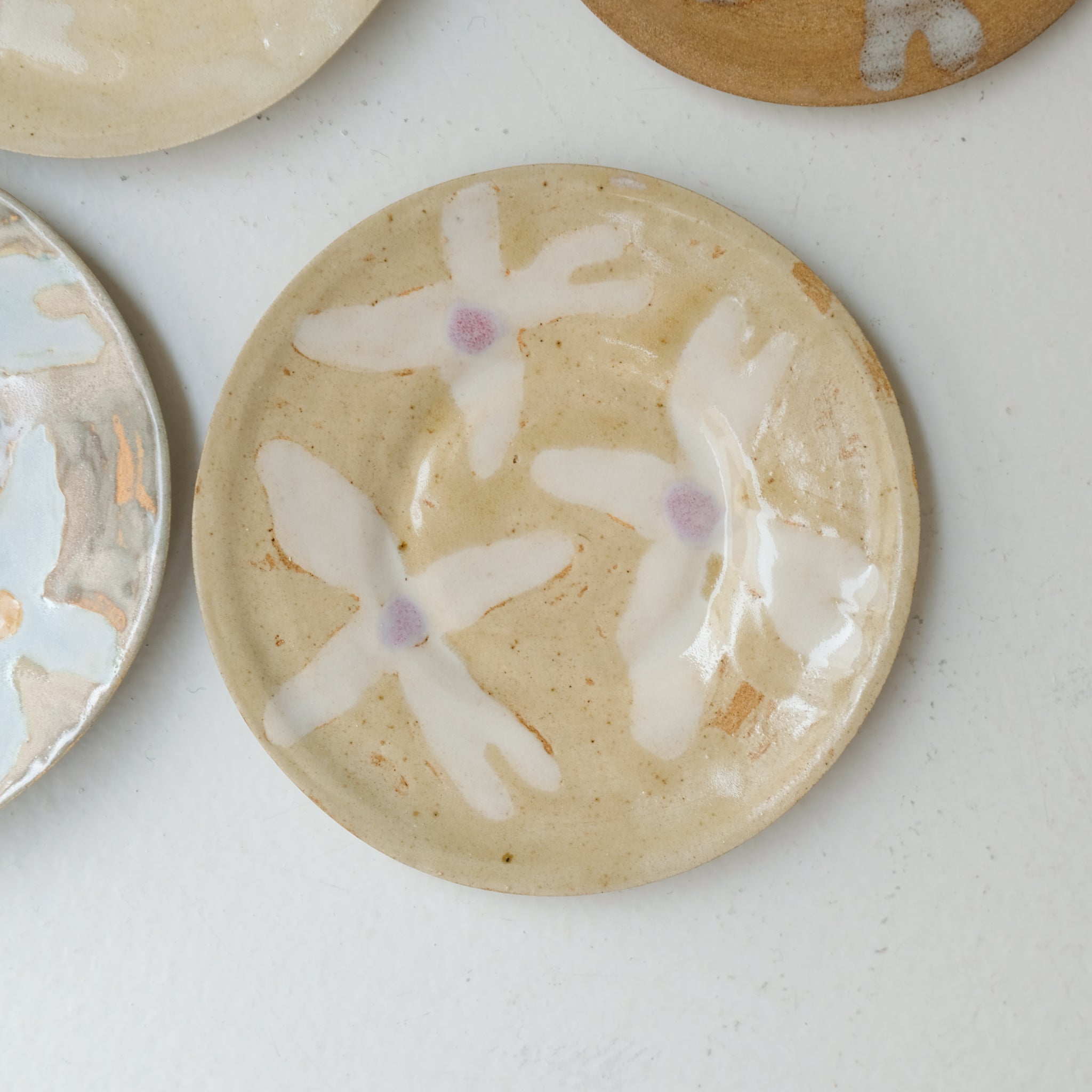 Assiette en grès D 14,5cm - beige,blanc,violet d'Anne Sophie Matrella chez Brutal Ceramics