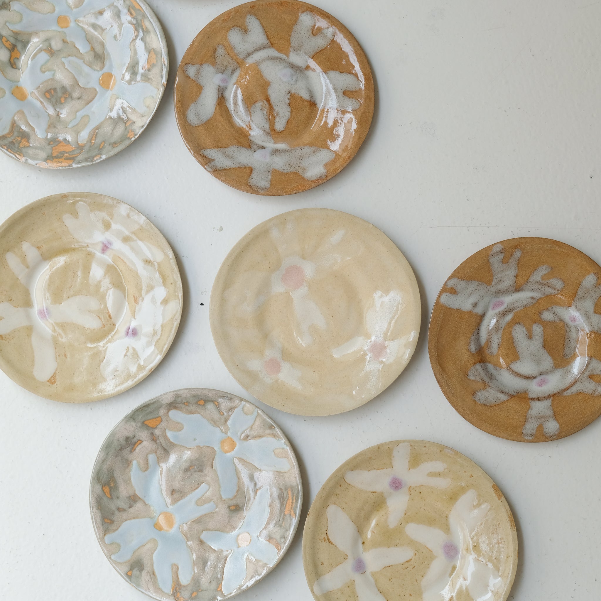 Assiette en grès D 14,5cm - multicolore d'Anne Sophie Matrella chez Brutal Ceramics