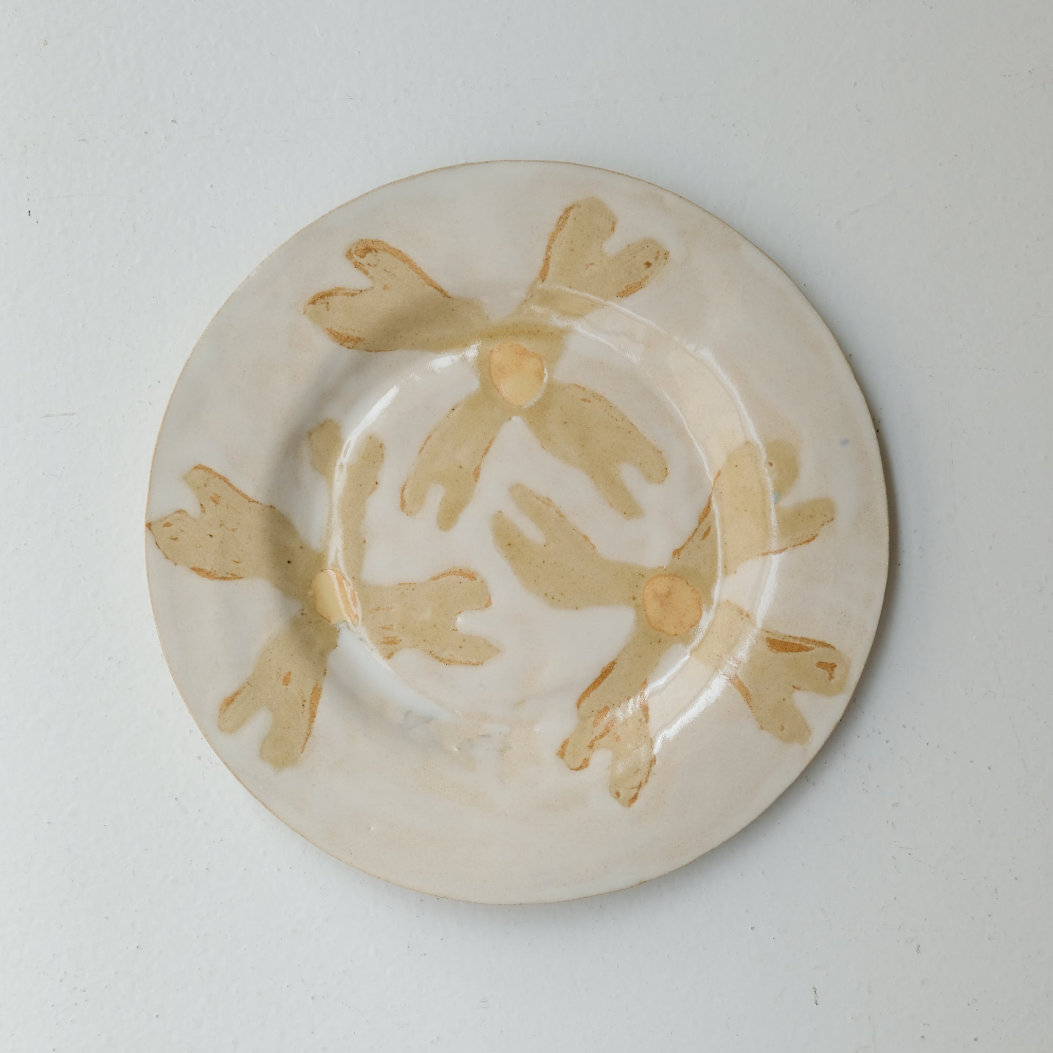 Assiette en grès D 22cm - beige,blanc,jaune d'Anne Sophie Matrella chez Brutal Ceramics