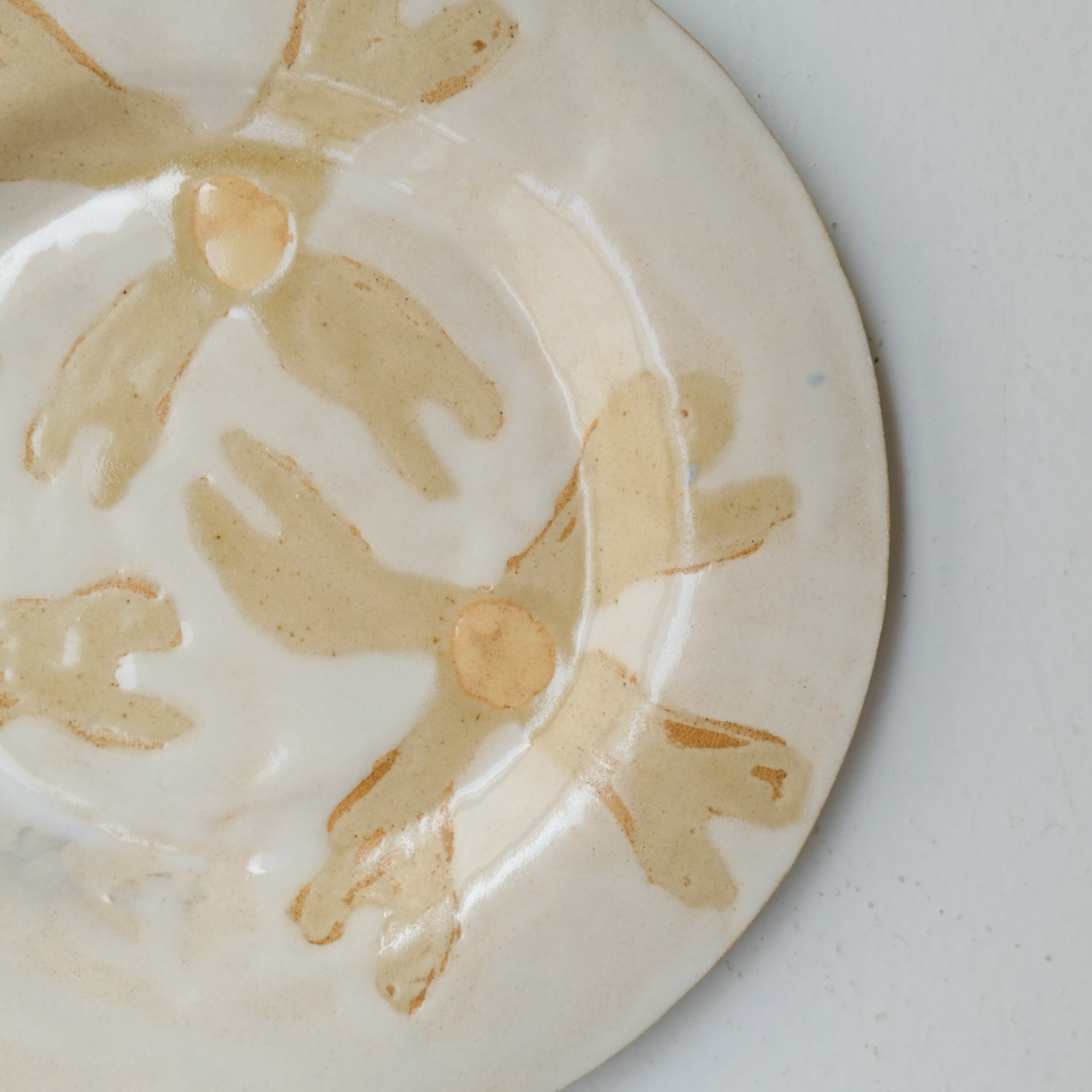 Assiette en grès D 22cm - beige,blanc,jaune d'Anne Sophie Matrella chez Brutal Ceramics