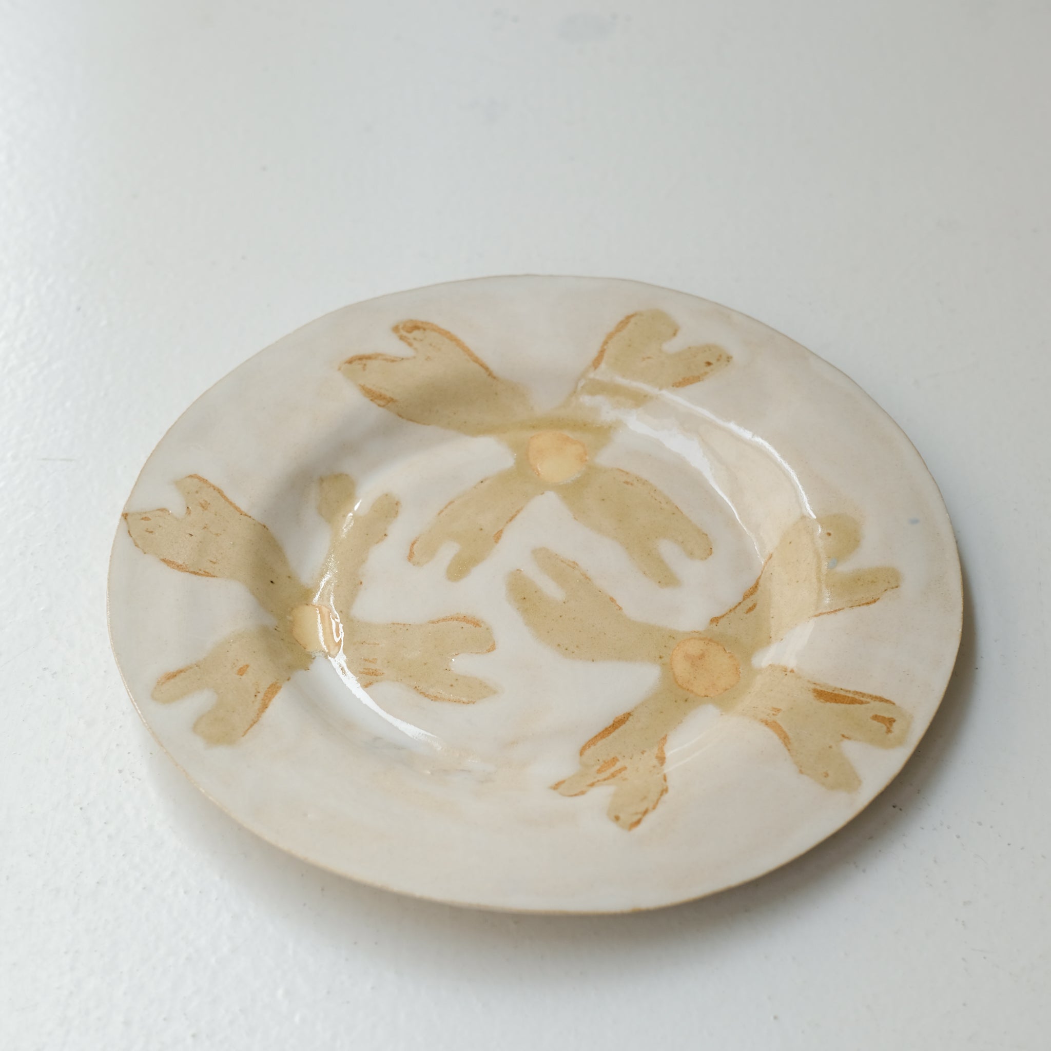 Assiette en grès D 22cm - beige,blanc,jaune d'Anne Sophie Matrella chez Brutal Ceramics