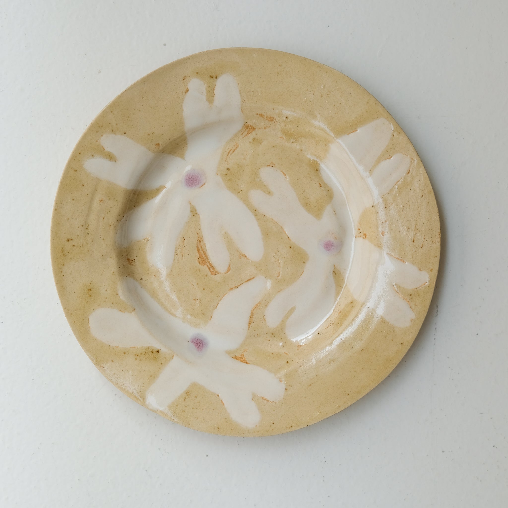 Assiette en grès D 22cm - blanc,beige,violet d'Anne Sophie Matrella chez Brutal Ceramics