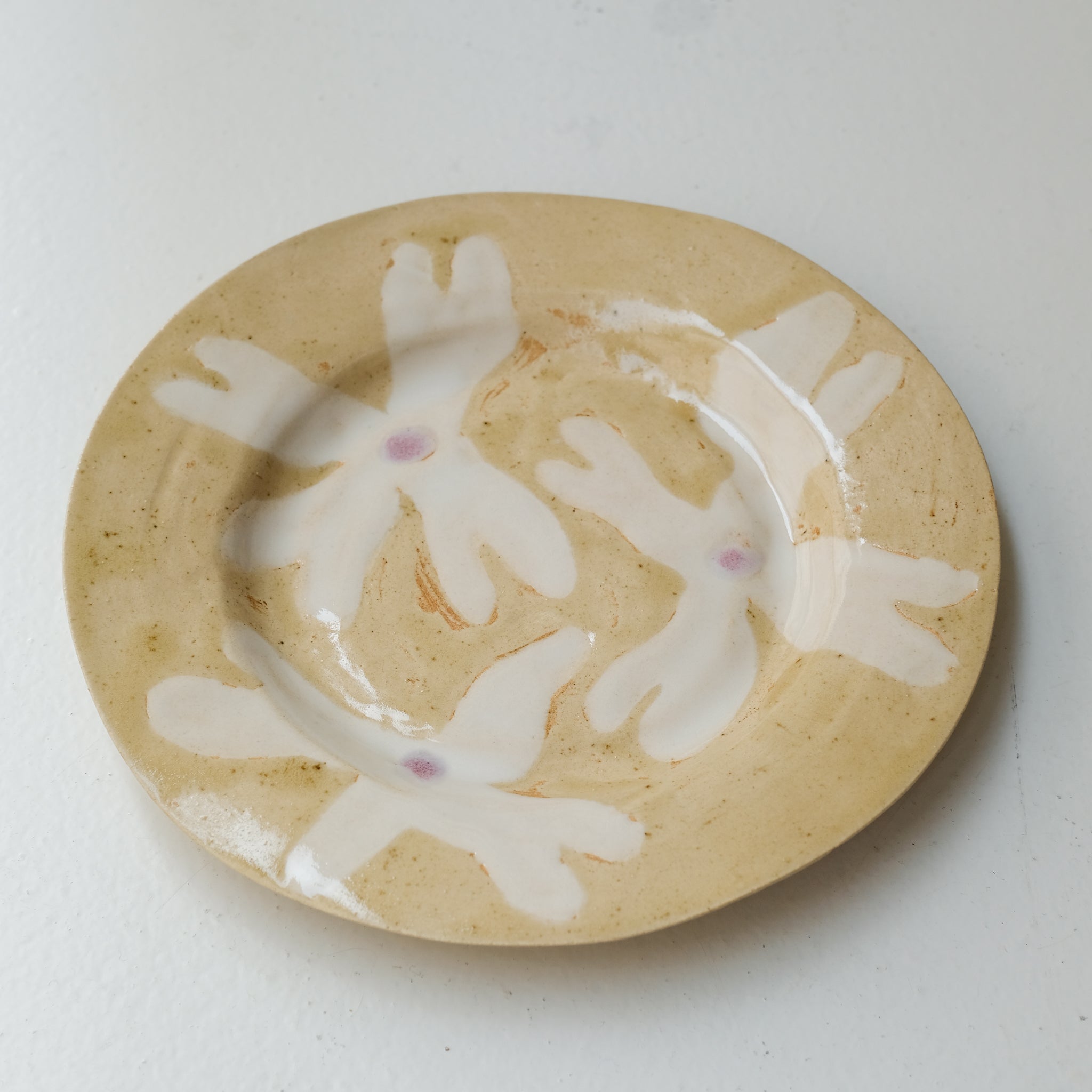 Assiette en grès D 22cm - blanc,beige,violet d'Anne Sophie Matrella chez Brutal Ceramics