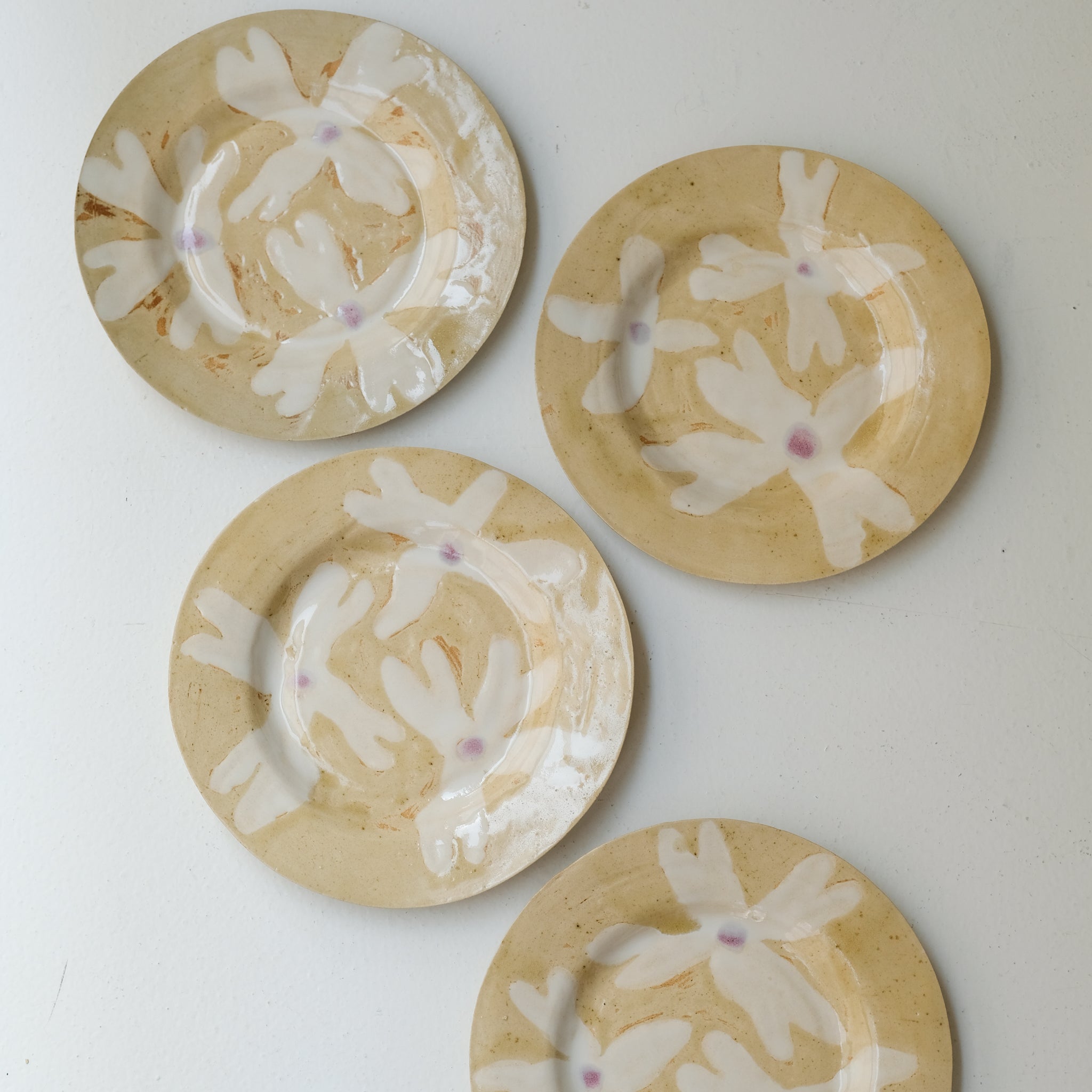 Assiette en grès D 22cm - blanc,beige,violet d'Anne Sophie Matrella chez Brutal Ceramics