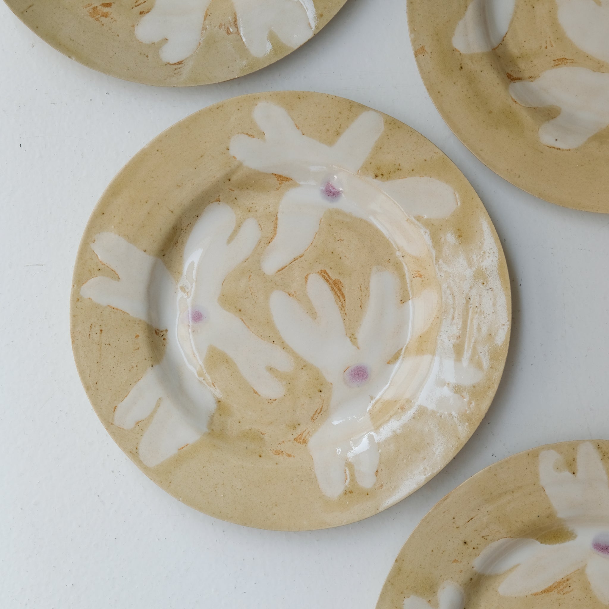 Assiette en grès D 22cm - blanc,beige,violet d'Anne Sophie Matrella chez Brutal Ceramics