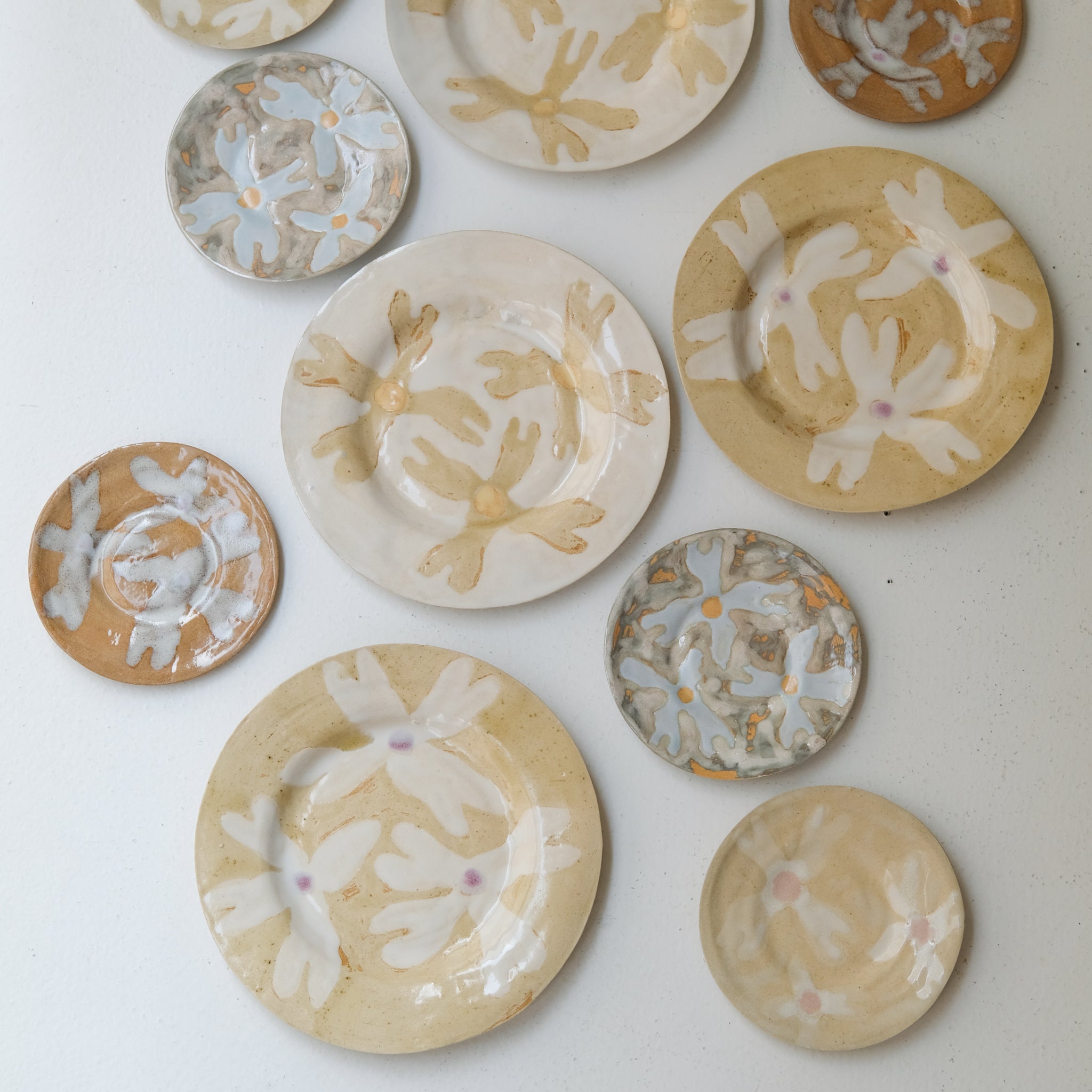 Assiette en grès D 14,5cm - multicolore d'Anne Sophie Matrella chez Brutal Ceramics