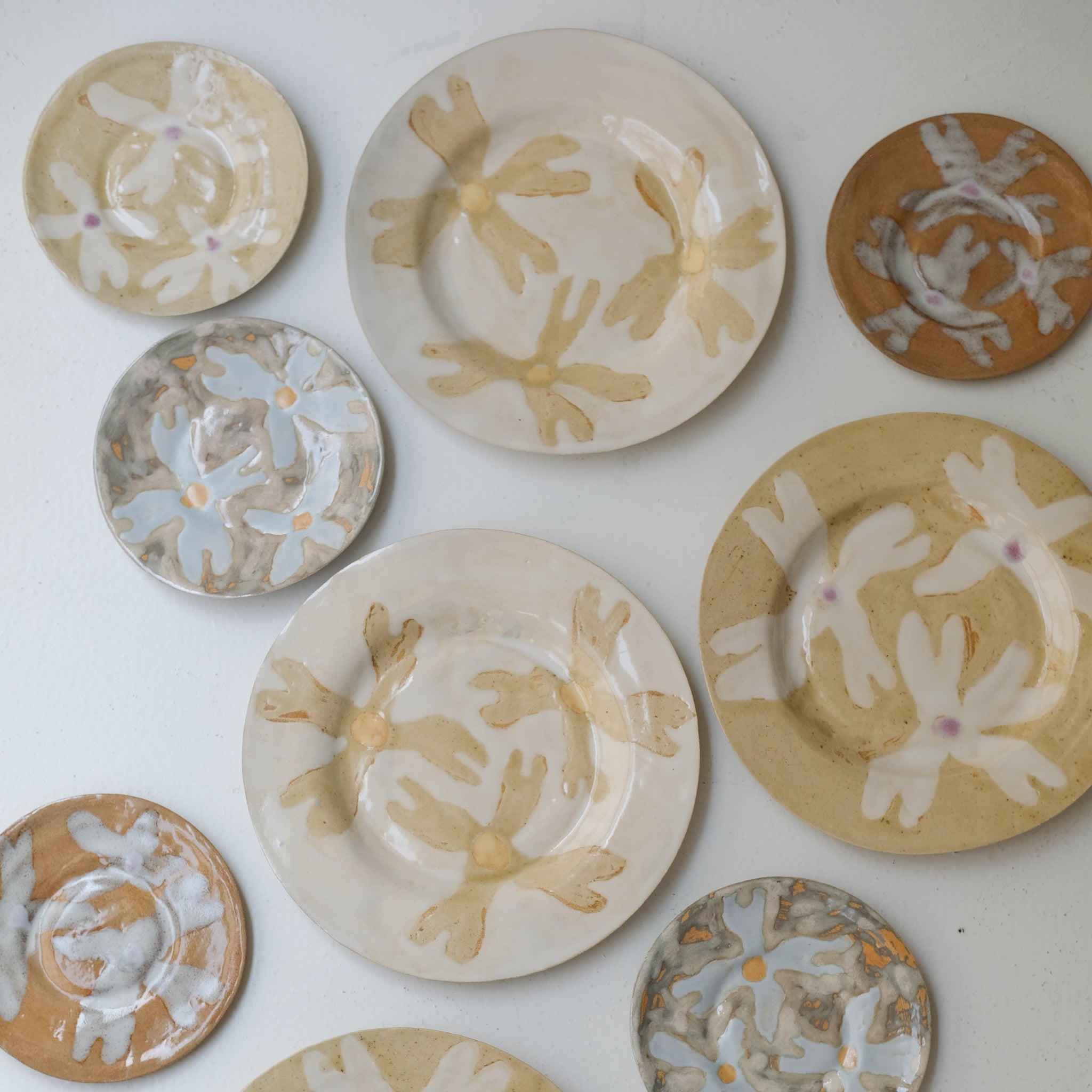 Assiette en grès D 14,5cm - multicolore d'Anne Sophie Matrella chez Brutal Ceramics
