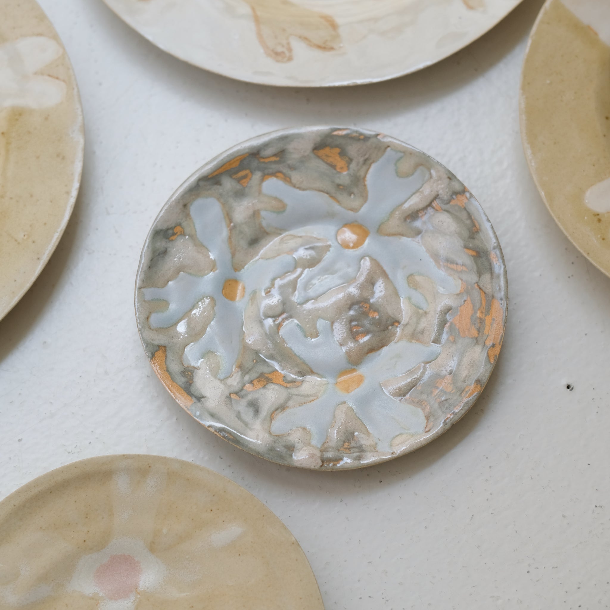 Assiette en grès D 14,5cm - multicolore d'Anne Sophie Matrella chez Brutal Ceramics

