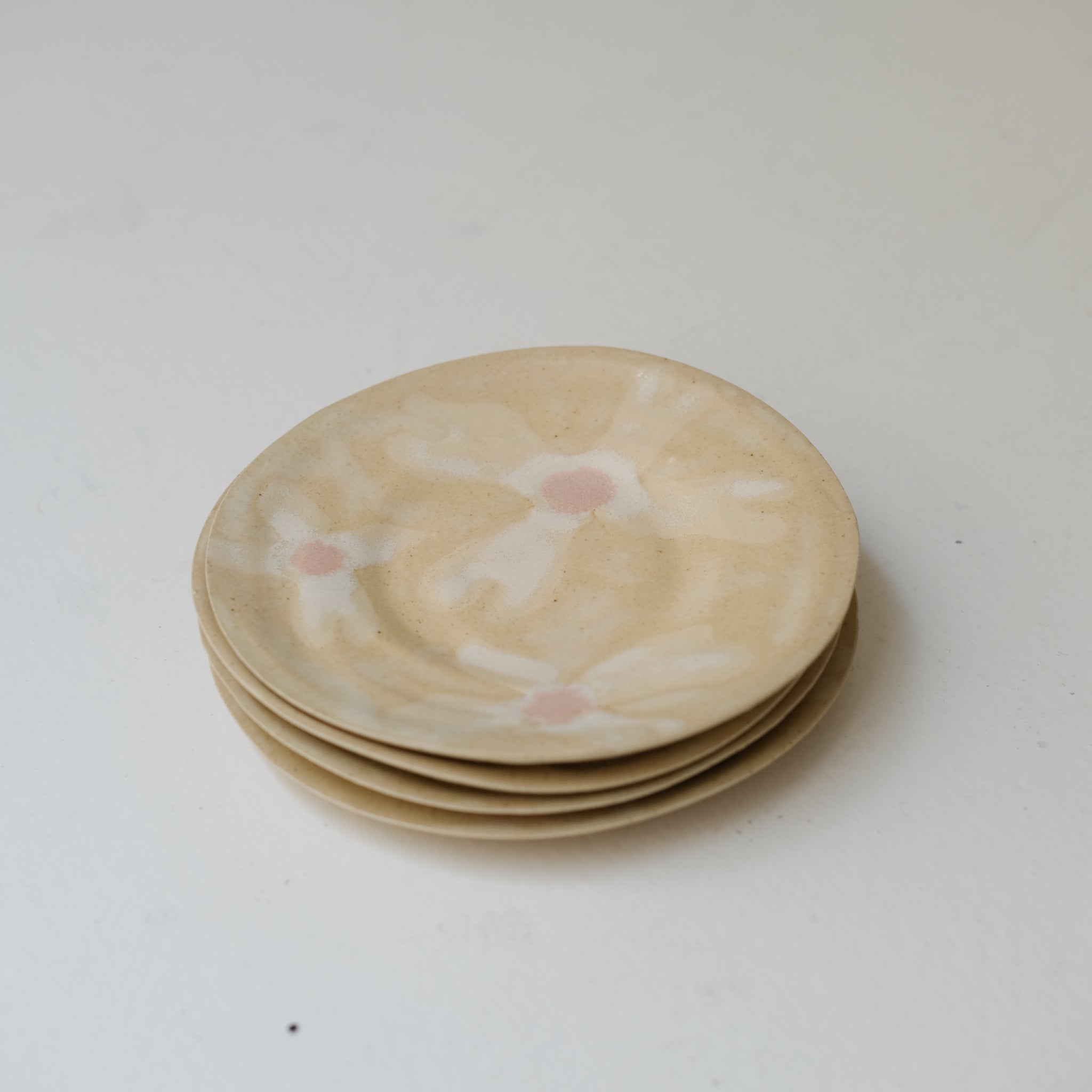 Assiette en grès D 14,5cm - multicolore d'Anne Sophie Matrella chez Brutal Ceramics