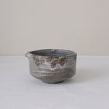 Bol verseur en terre de Fuilet 270ml - gris blanc par Antonia Maria chez Brutal Ceramics