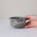 Bol verseur en terre de Fuilet 270ml - gris blanc par Antonia Maria chez Brutal Ceramics