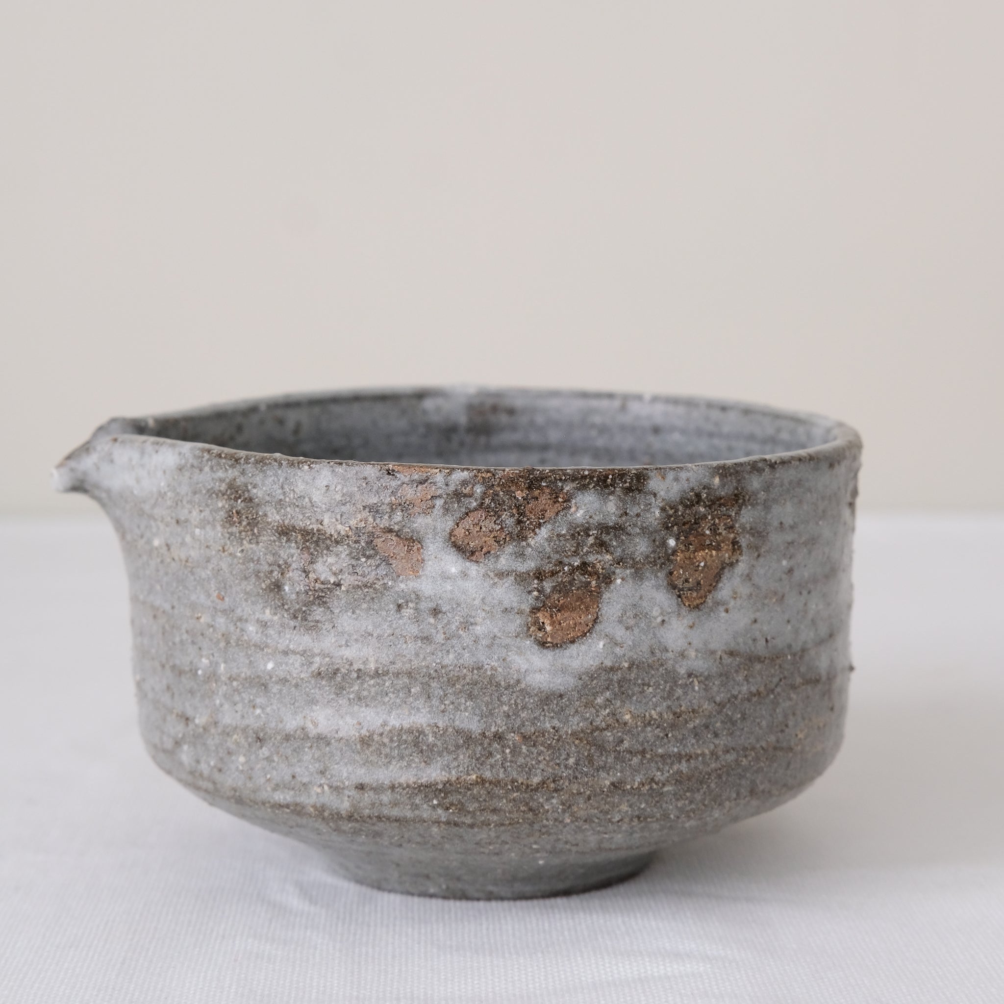 Bol verseur en terre de Fuilet 270ml - gris blanc par Antonia Maria chez Brutal Ceramics
