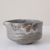 Bol verseur en terre de Fuilet 270ml - gris blanc par Antonia Maria chez Brutal Ceramics