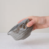 Bol verseur en terre de Fuilet 270ml - gris blanc par Antonia Maria chez Brutal Ceramics