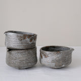 Bol verseur en terre de Fuilet 270ml - gris blanc par Antonia Maria chez Brutal Ceramics