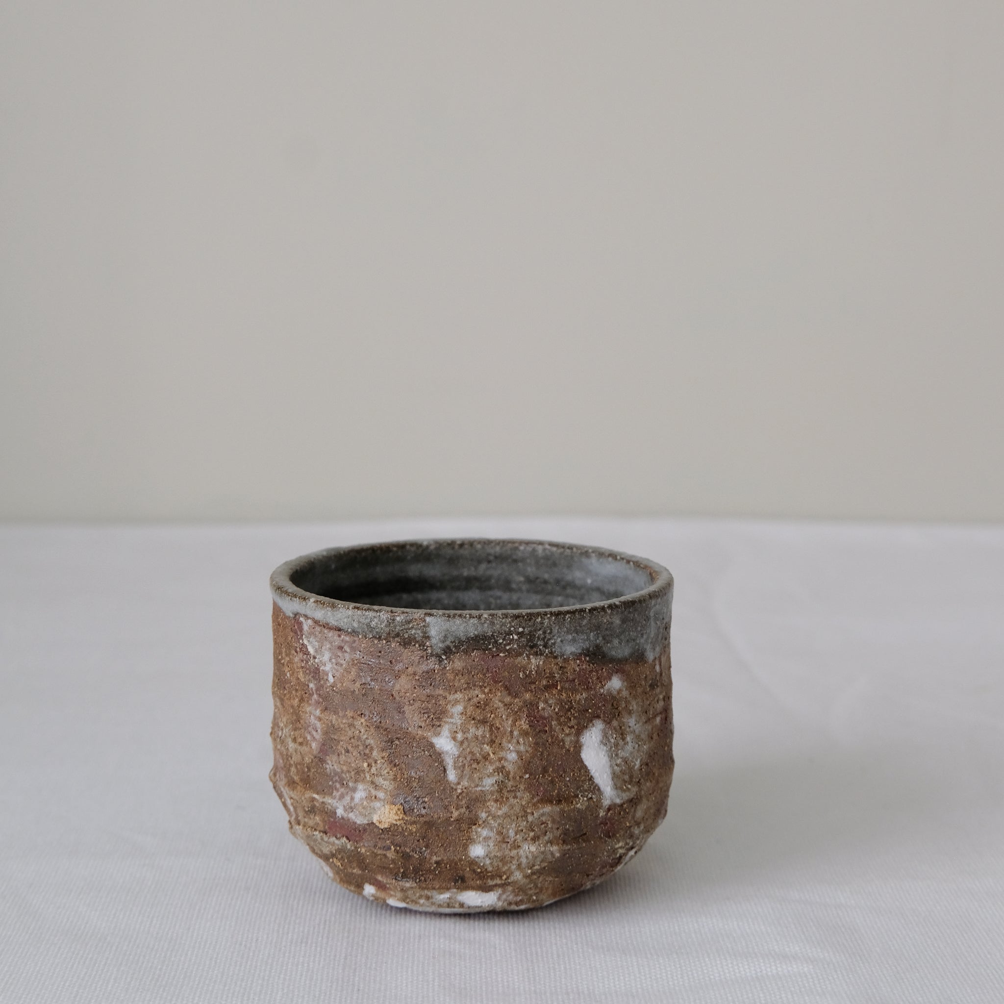 Tasse en terre de Fuilet 150ml - gris blanc par Antonia Maria chez Brutal Ceramics