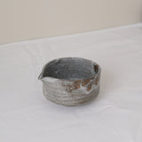 Bol verseur en terre de Fuilet 270ml - gris blanc par Antonia Maria chez Brutal Ceramics
