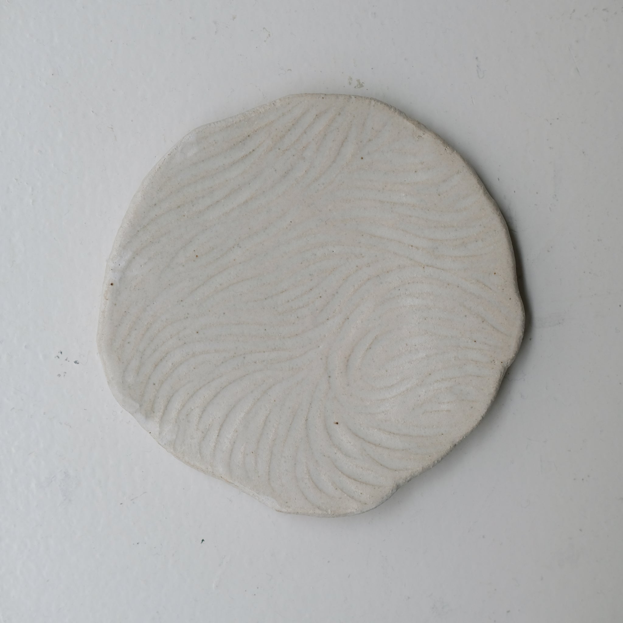 Assiette sur pied en grès D15,5cm- Blanc texturé gravé de Claire Cosnefroy chez Brutal Ceramics
