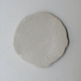 Assiette sur pied en grès D15,5cm- Blanc texturé gravé de Claire Cosnefroy chez Brutal Ceramics