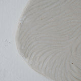 Assiette sur pied en grès D15,5cm- Blanc texturé gravé de Claire Cosnefroy chez Brutal Ceramics