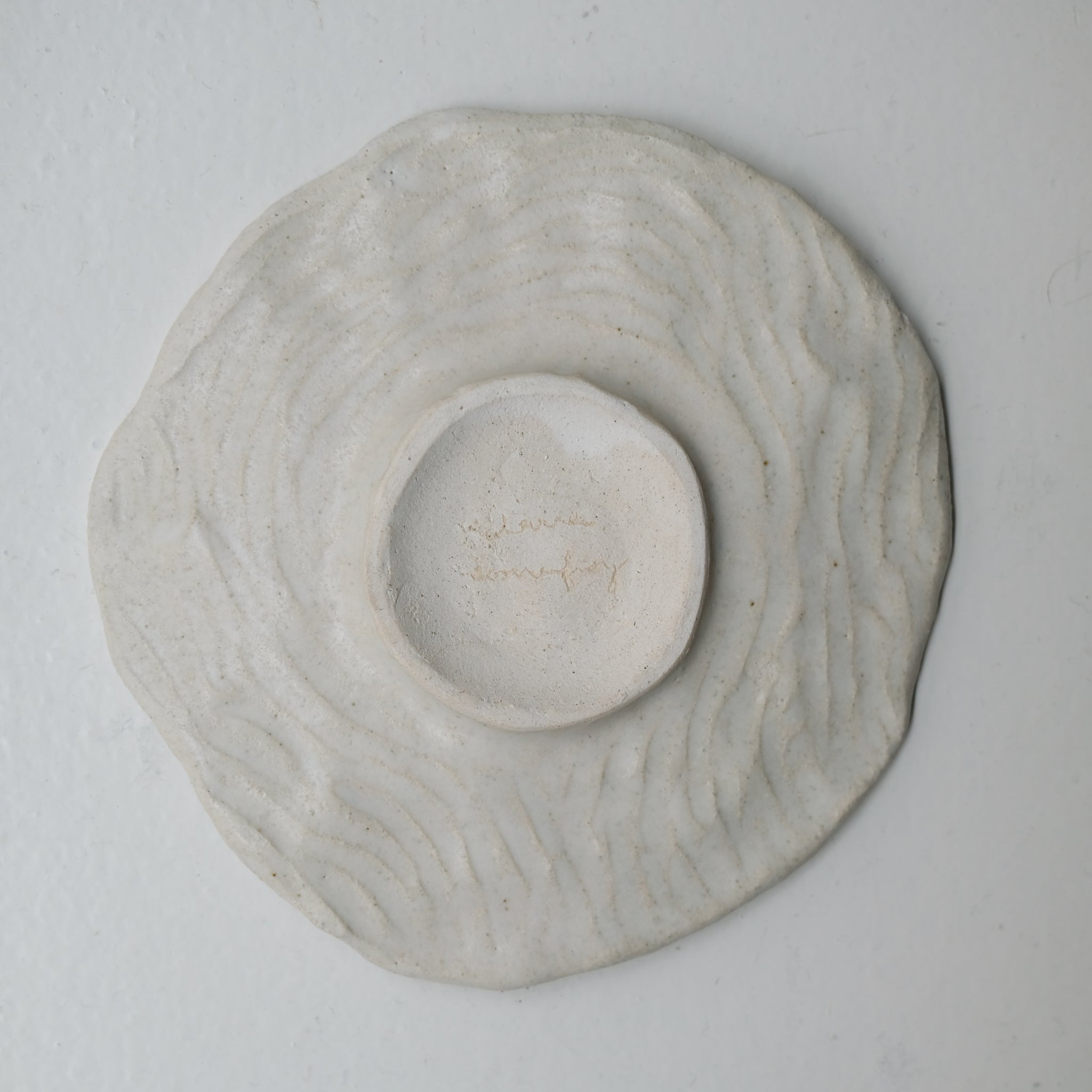 Assiette sur pied en grès D15,5cm- Blanc texturé gravé de Claire Cosnefroy chez Brutal Ceramics