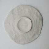 Assiette sur pied en grès D15,5cm- Blanc texturé gravé de Claire Cosnefroy chez Brutal Ceramics