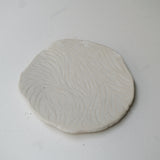 Assiette sur pied en grès D15,5cm- Blanc texturé gravé de Claire Cosnefroy chez Brutal Ceramics