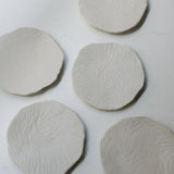 Assiette sur pied en grès D15,5cm- Blanc texturé gravé de Claire Cosnefroy chez Brutal Ceramics
